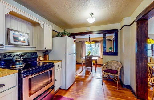 Old Bend Cottage | Cozy Downtown Craftsman with firepit, yard, & covered porch - walk to breweries