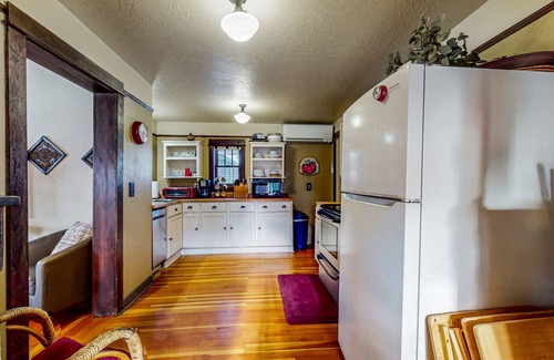 Old Bend Cottage | Cozy Downtown Craftsman with firepit, yard, & covered porch - walk to breweries