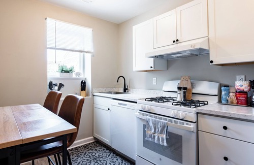 Shelby Park Apartment | Cozy dream 2 Bed corporate apartment 2min Downtown in Central Louisville