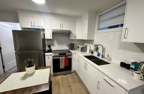 Hastings Apartment | Cozy East Van Suite! Two Bdrm with two workspaces, centrally located