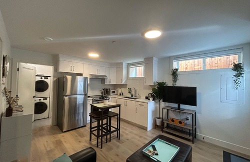 Hastings Apartment | Cozy East Van Suite! Two Bdrm with two workspaces, centrally located