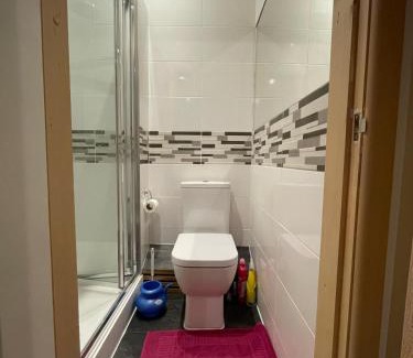 Hove House | Cozy En-Suite Room with Free Parking Included