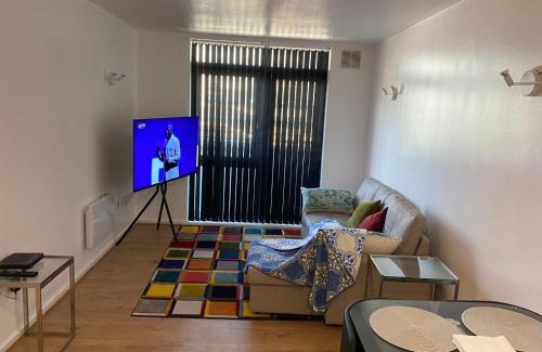Barking Apartment | Cozy Entire Apartment with Free onsite Parking, 2-Min Walk to Barking Station