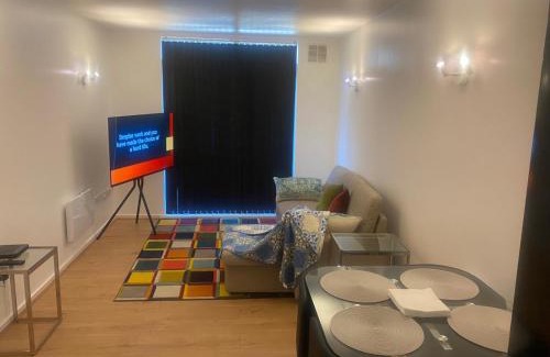 Barking Apartment | Cozy Entire Apartment with Free onsite Parking, 2-Min Walk to Barking Station