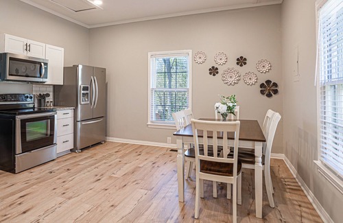 Dunean House | Cozy Escape~ 0.6 mil to Prisma, 1.8 mil to DT, 3 TVS, Games, Backyard, Parking