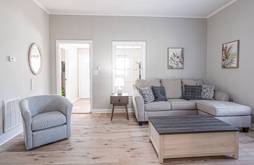 Dunean House | Cozy Escape~ 0.6 mil to Prisma, 1.8 mil to DT, 3 TVS, Games, Backyard, Parking