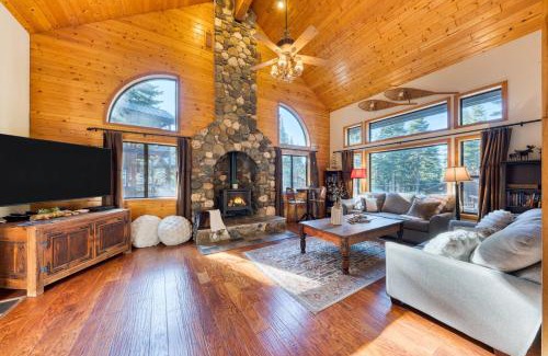 Truckee House | Cozy Escape w Hot Tub Deck & Access to Tahoe Donner & Skiing Alpenglow Chalet by AvantStay