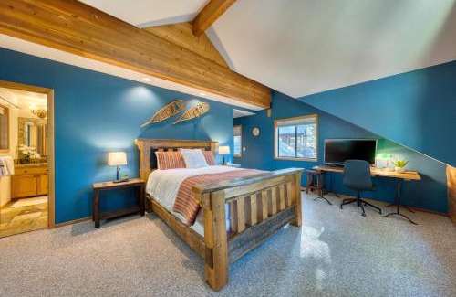 Truckee House | Cozy Escape w Hot Tub Deck & Access to Tahoe Donner & Skiing Alpenglow Chalet by AvantStay