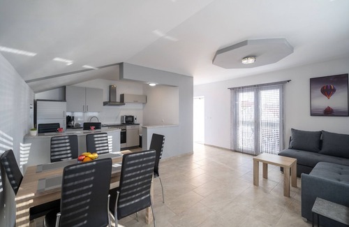 Gornji Karin Apartment | Cozy family apartment with great sea view!
