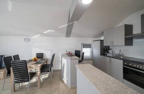 Gornji Karin Apartment | Cozy family apartment with great sea view!