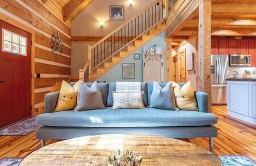 Hot Springs House | Cozy Family Cabin Retreat with hot tub. Nestled in the Appalachian Mountains