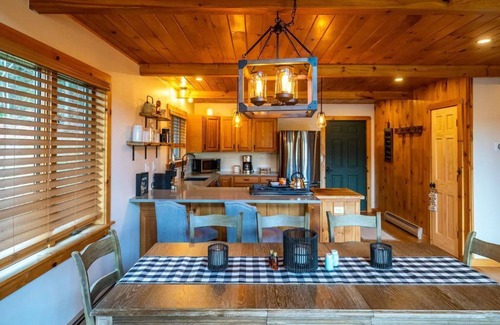 Cavendish Ski Chalet | Cozy Family Chalet with Mountain Views – 15 Mins to Okemo & Ludlow