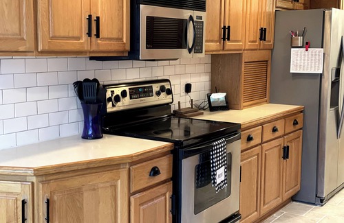 Raytown House | Cozy Family Fav/4bdrm2king sleeps 12