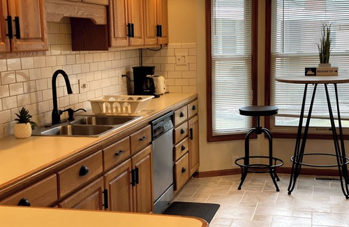 Raytown House | Cozy Family Fav/4bdrm2king sleeps 12