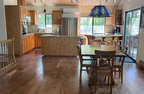 Groveland House | Cozy, family-friendly cabin in a gated lake resort near Yosemite!