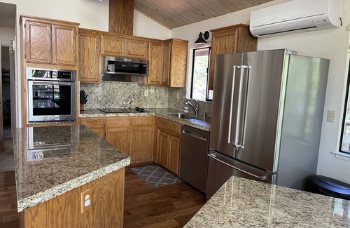 Groveland House | Cozy, family-friendly cabin in a gated lake resort near Yosemite!
