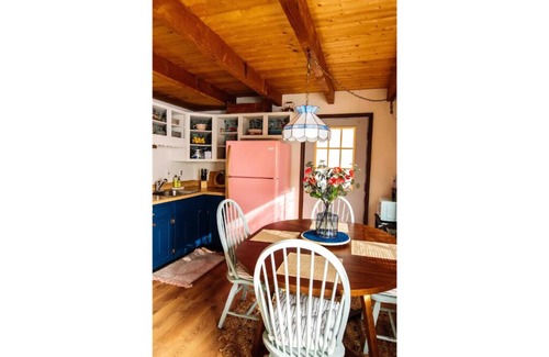 Hamlin Cabin | Cozy family-friendly cabin near lake with indoor fireplace