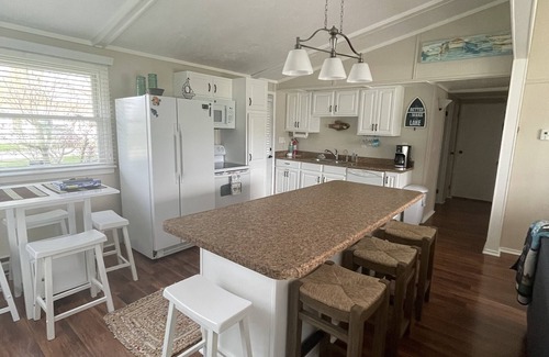 Syracuse Cottage | Cozy, family friendly Wawasee Cottage!