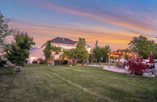 Highland House | Cozy Family House in Highland!