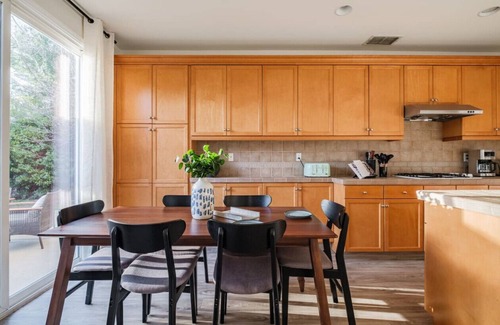 Folsom House | Cozy Family Retreat in Gated Community