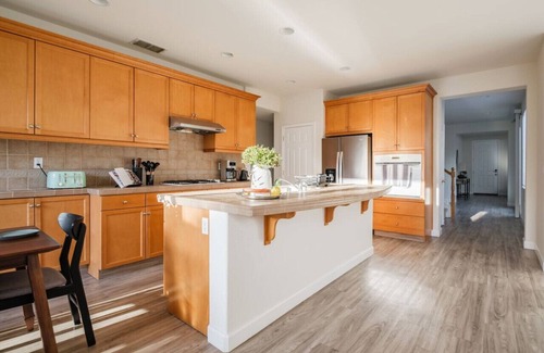 Folsom House | Cozy Family Retreat in Gated Community