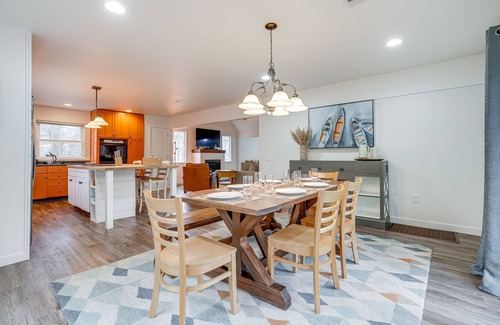 Paw Paw Lake Cottage | Cozy Family Retreat w/Fireplace, Near Wineries!