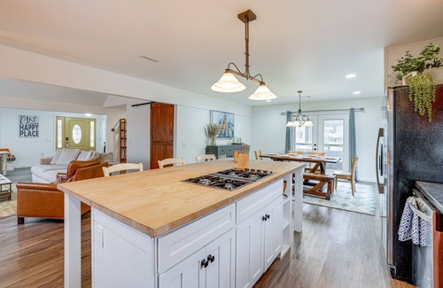 Paw Paw Lake Cottage | Cozy Family Retreat w/Fireplace, Near Wineries!