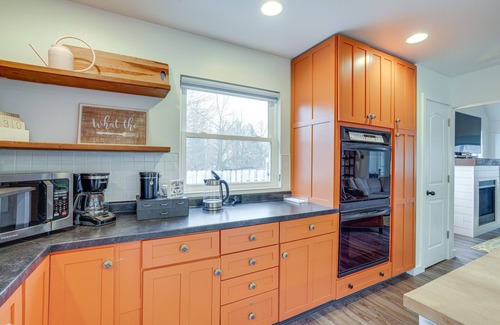 Paw Paw Lake Cottage | Cozy Family Retreat w/Fireplace, Near Wineries!