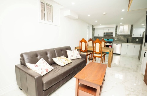Richmond Hill House | Cozy family room in middle of Richmond Hill.
