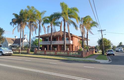 Merrylands House | Cozy Family Room with Private Bathroom in Spacious Home - M8