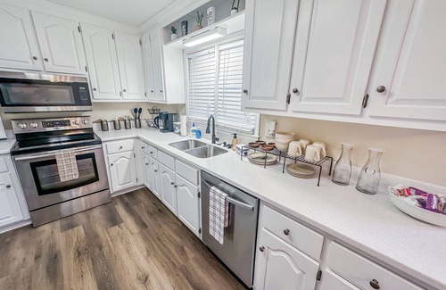 Cartersville House | Cozy Family-sized house. Pet Friendly!