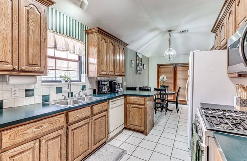 Midwest City House | COZY FAMILY SIZED 3 BEDROOM NEAR MIDWEST CITY REGIONAL PARK,TINKER AIRFORCE BASE
