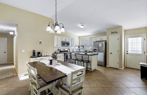 Biggs Field House | Cozy Farm House Home Located Near Main Freeways SUPER HOST on other platforms
