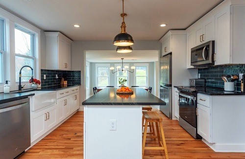 Weaverville House | Cozy Farmhouse - 10 min to AVL!