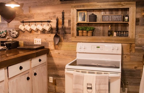 Brockway Cabin | Cozy Farmhouse Cabin