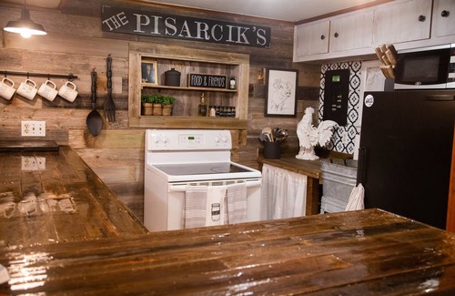 Brockway Cabin | Cozy Farmhouse Cabin