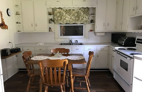 Wilkesboro House | Cozy Farmhouse close to the Country Club, MerleFest and Apple Festival
