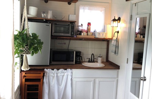 Charleston County Other | Cozy Farmhouse Suite On 10 Acres!