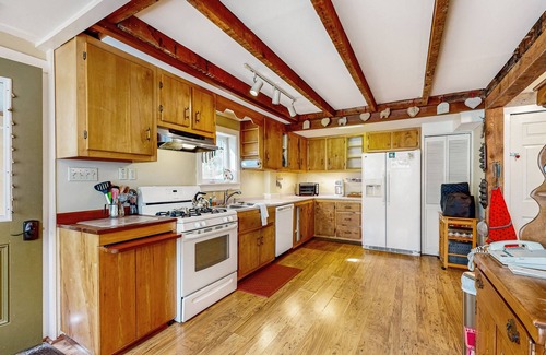 Chester House | Cozy farmhouse w/TV, wifi, w/d, dvd player, kitchen, board games
