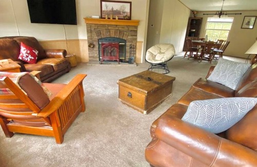 Cleveland Other | Cozy Farmhouse with Breathtaking Views!