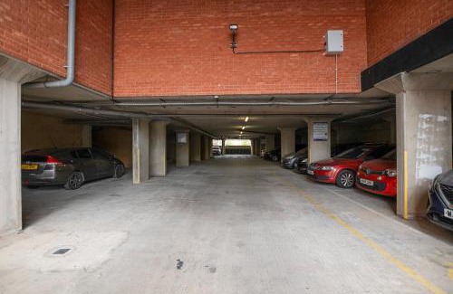 George Green Apartment | Cozy Flat near Heathrow - Balcony & Free Parking