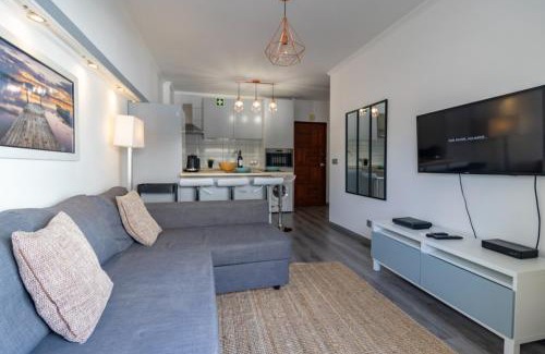 Areias de Sao Joao Apartment | Cozy Flat near Oura Beach