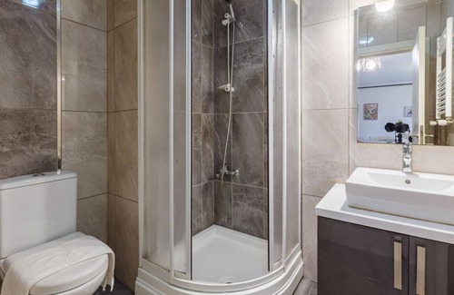Aydınlı Mahallesi Apartment | Cozy Flat near Public Transportation in Tuzla