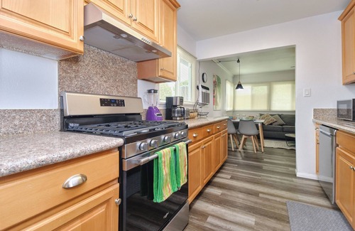 Montclair House | Cozy Folksy Home Close to Grocery Stores and Restaurants