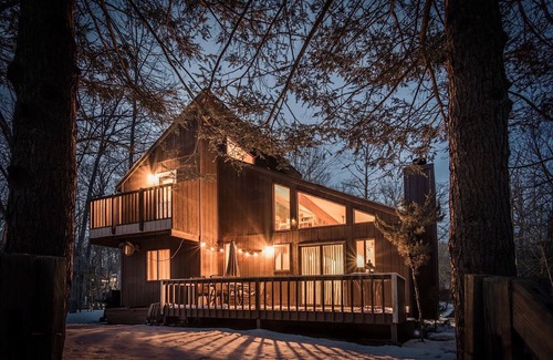 Bushkill House | Cozy Forest Creekside Home: jacuzzi, fireplace, firepit+
