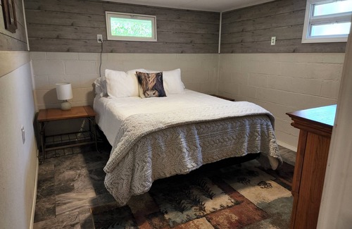Garrison Cabin | Cozy Forest Earth Cabin with 96 acres of wildlife and hummingbird watching
