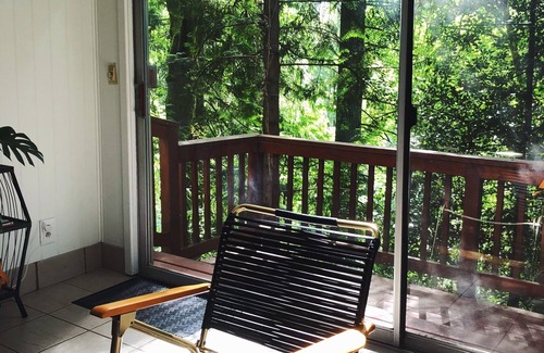 Ashcreek Apartment | Cozy Forest Retreat near Downtown