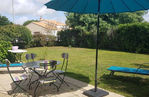 Saint-Hilaire-de-Chaleons Cottage | Cozy Traditional House with Garden, Garage, and WiFi – Near Beaches and City Centers