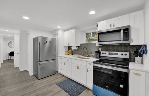 West Side Apartment | Cozy Garden 1Bed Apt, Lincoln Park