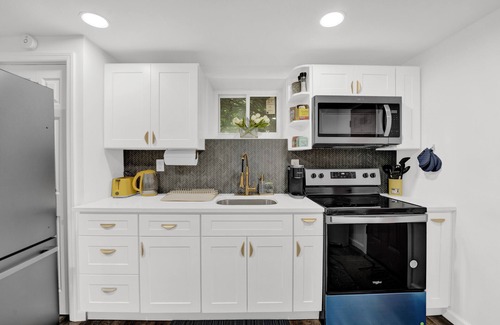 West Side Apartment | Cozy Garden 1Bed Apt, Lincoln Park